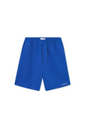 Blaue Badeshorts mit einem elastischen Bund, verfügen über eine weiche Textur und ein kleines weißes Logo "LES DEUX" nahe dem Saum.