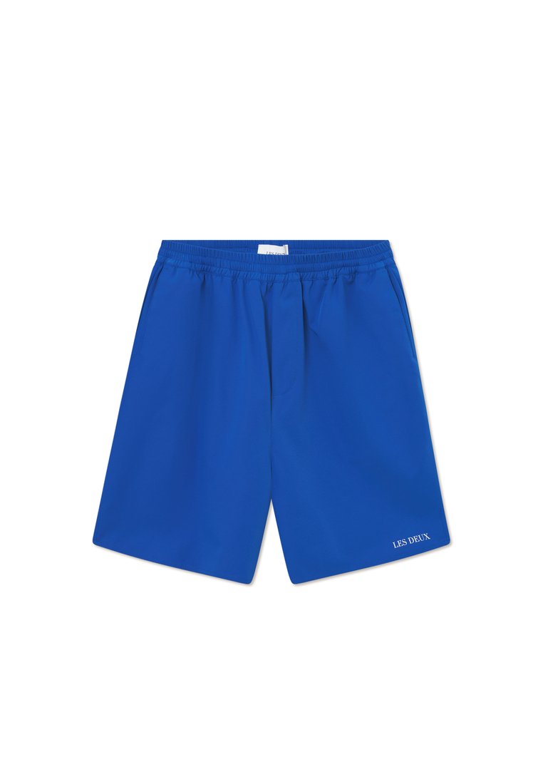 Blaue Badeshorts mit einem elastischen Bund, verfügen über eine weiche Textur und ein kleines weißes Logo "LES DEUX" nahe dem Saum.