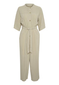 Beiger Jumpsuit mit kurzen Ärmeln, einem runden Kragen, vorderem Knopfverschluss und einem selbst gebundenen Gürtel in der Taille. Leichter, glatter Stoff.