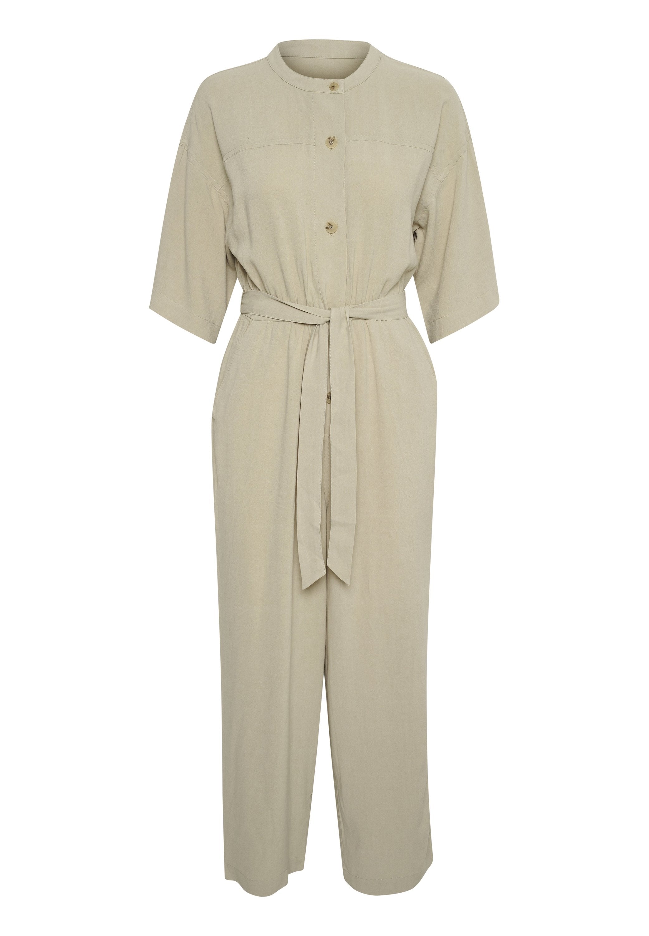 Beiger Jumpsuit mit kurzen Ärmeln, einem runden Kragen, vorderem Knopfverschluss und einem selbst gebundenen Gürtel in der Taille. Leichter, glatter Stoff.