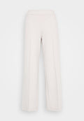 Hellbeige weite Hose aus weichem Stoff, mit einem glatten Bund und sichtbaren Nahtdetails an der Vorderseite.