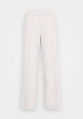 Hellbeige weite Hose aus weichem Stoff, mit einem glatten Bund und sichtbaren Nahtdetails an der Vorderseite.