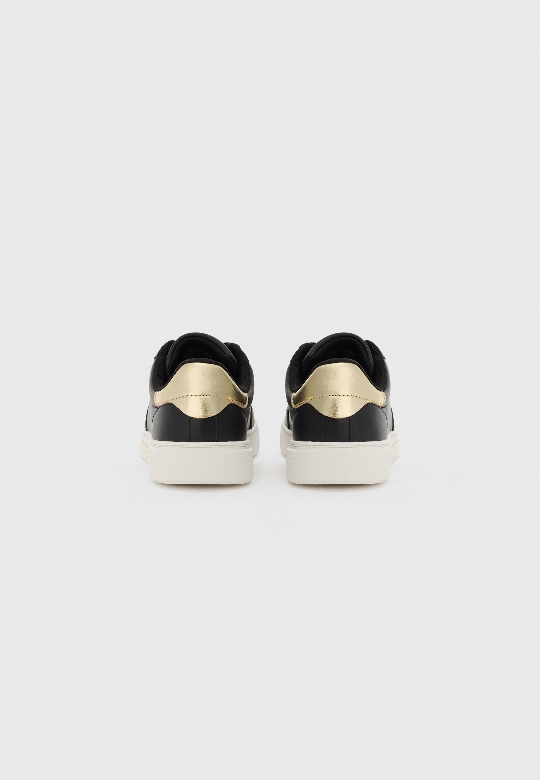 ESSENTIAL CHIC COURT Media 3