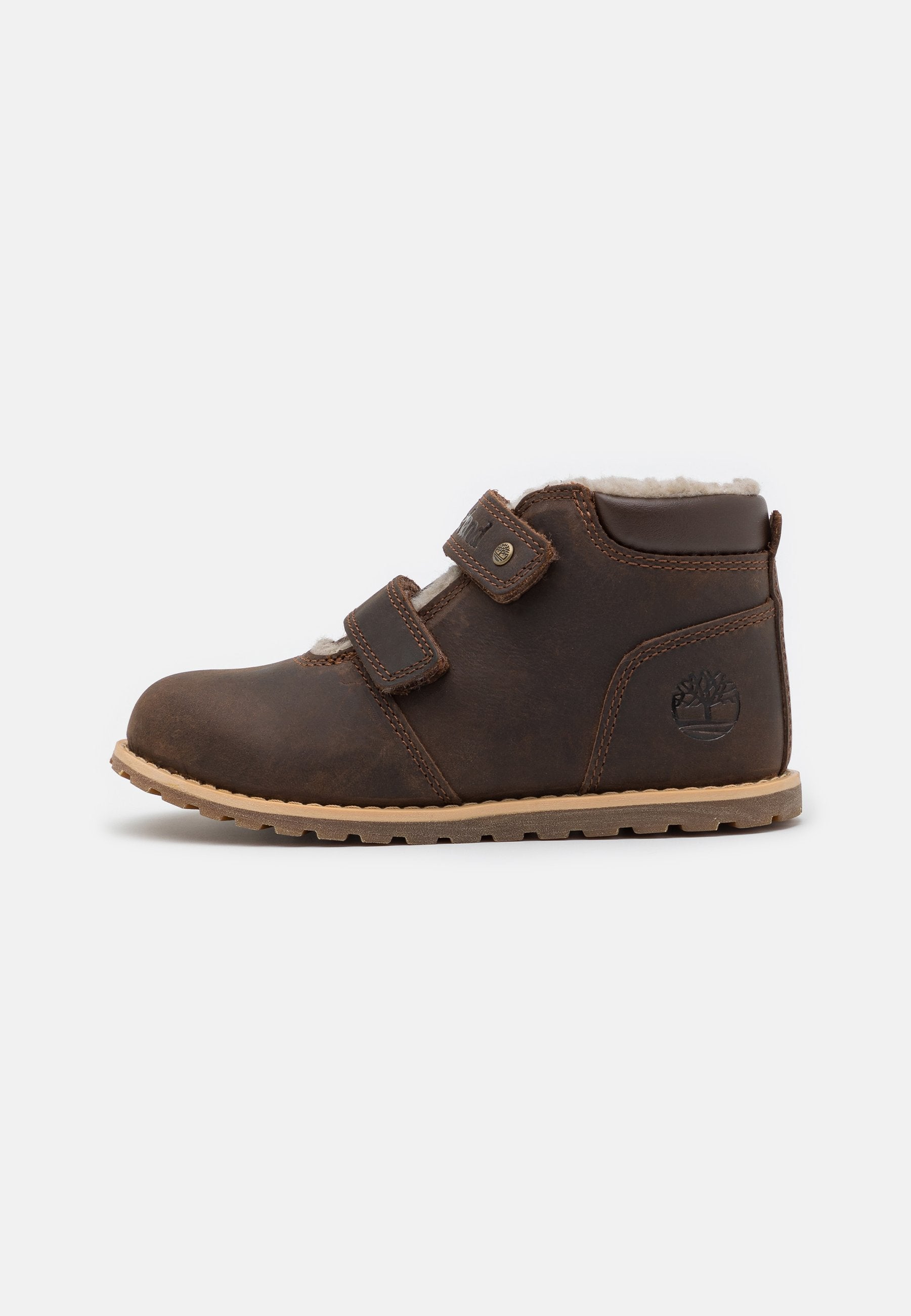 Braune Leder-Ankle Boots mit zwei verstellbaren Klettverschlüssen, weichem Fellfutter und Gummisohle. Mit eingeprägtem Logo an der Seite.