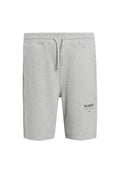 Graue Baumwollshorts mit elastischem Bund und Kordelzug. Mit Seitentaschen und einem schwarzen bedruckten Logo auf der Vorderseite.