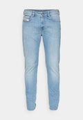 Hellblaue Denim-Jeans mit slim fit, fünf Taschen, Knopfverschluss und subtiler Verwaschung des Stoffes für Struktur und Tiefe.