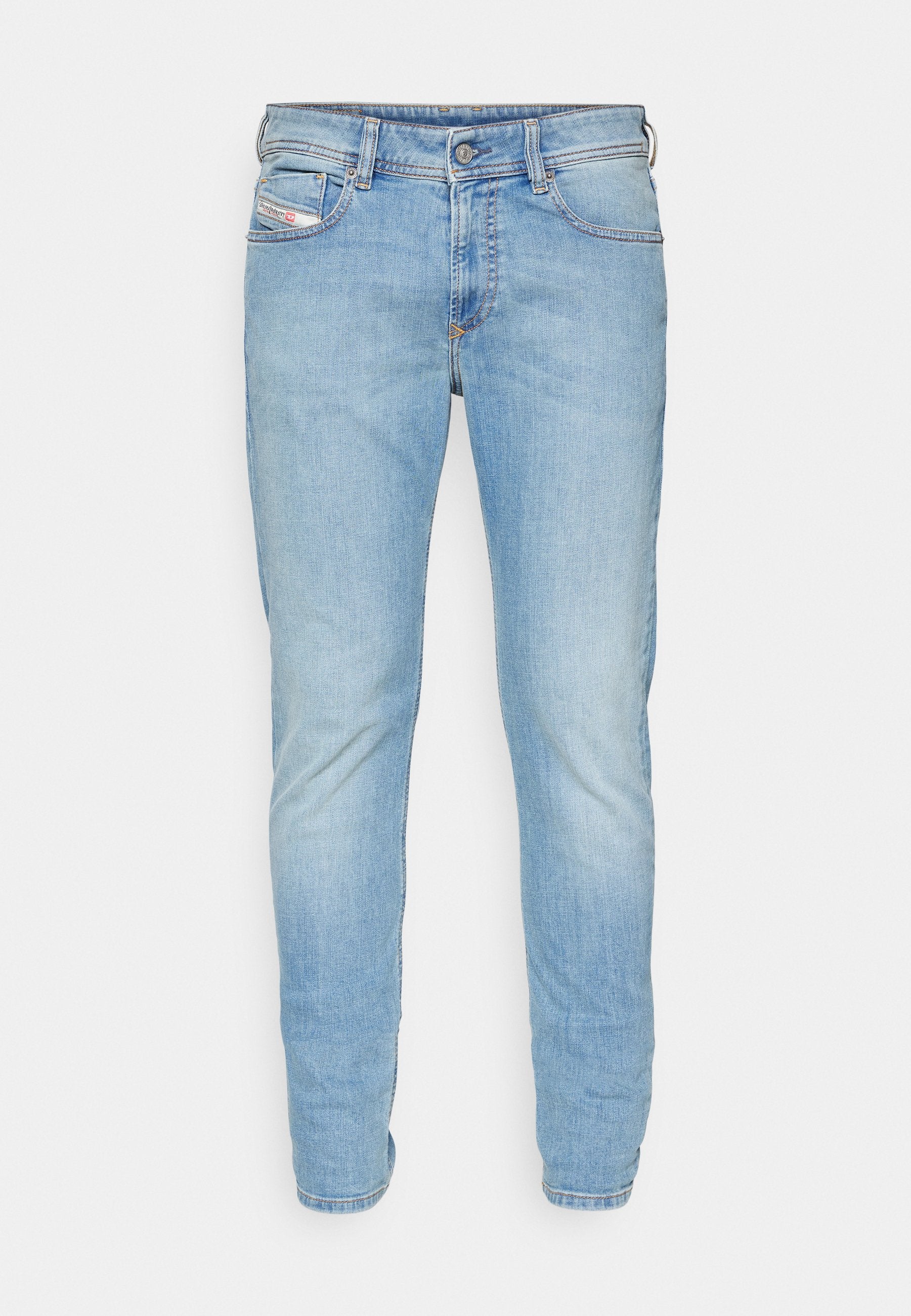Hellblaue Denim-Jeans mit slim fit, fünf Taschen, Knopfverschluss und subtiler Verwaschung des Stoffes für Struktur und Tiefe.