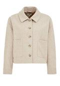 Beige kurze Jacke aus weichem Stoff mit Kragen, ausgestattet mit sechs braunen Knöpfen und zwei Fronttaschen. Glatte Textur und lockere Passform.