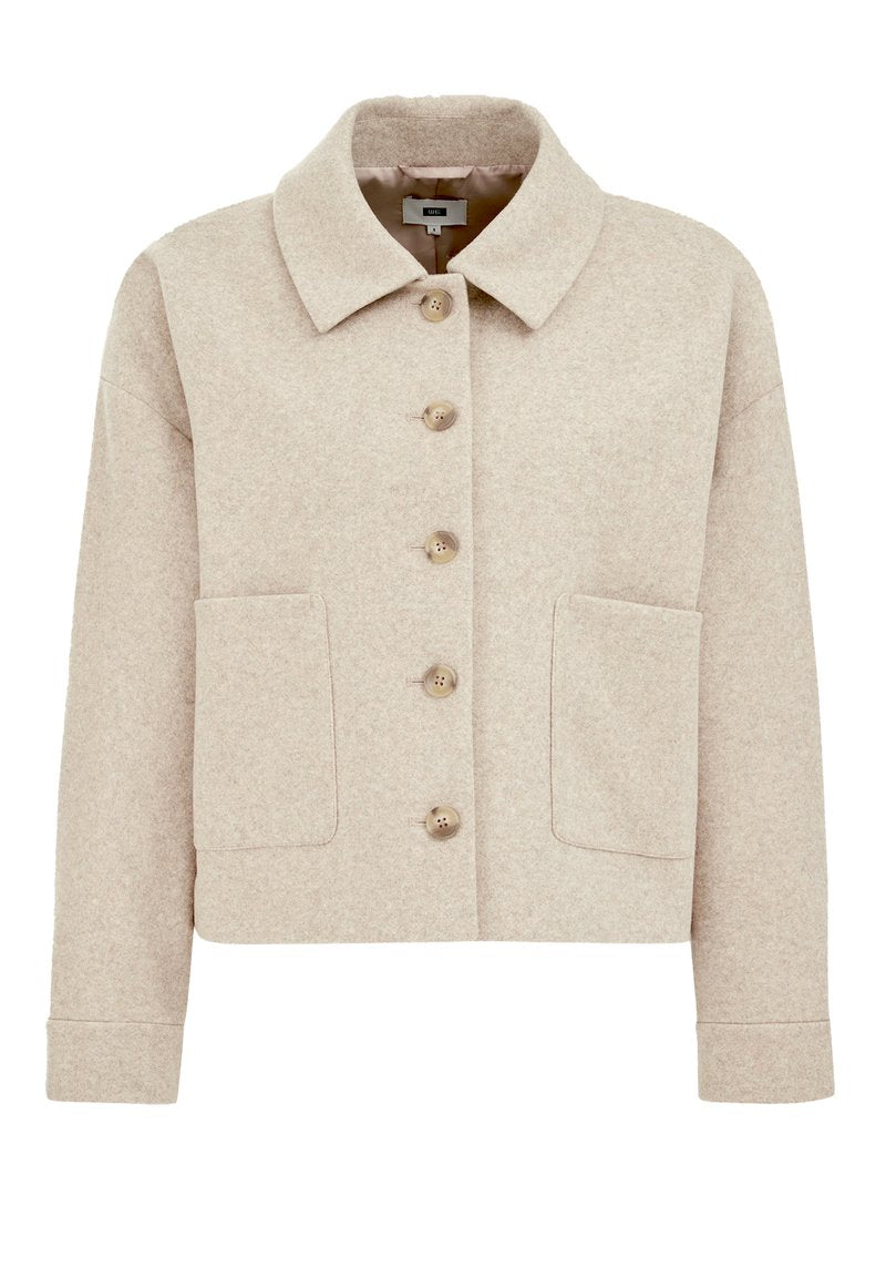 Beige kurze Jacke aus weichem Stoff mit Kragen, ausgestattet mit sechs braunen Knöpfen und zwei Fronttaschen. Glatte Textur und lockere Passform.