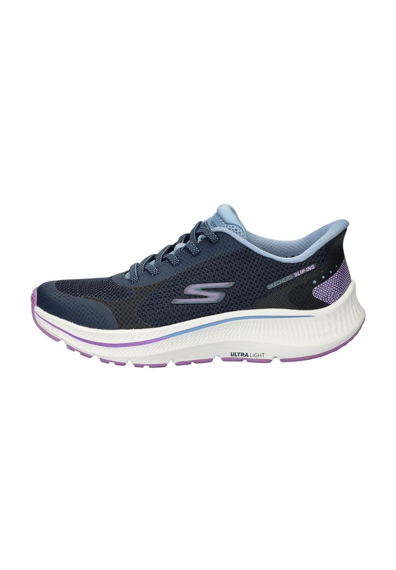Dunkelblaue Mesh-Sportschuhe mit hellblauen Akzenten, weißer Zwischensohle und lila Details. Verfügt über eine gepolsterte Sohle und ein Schnürdesig.