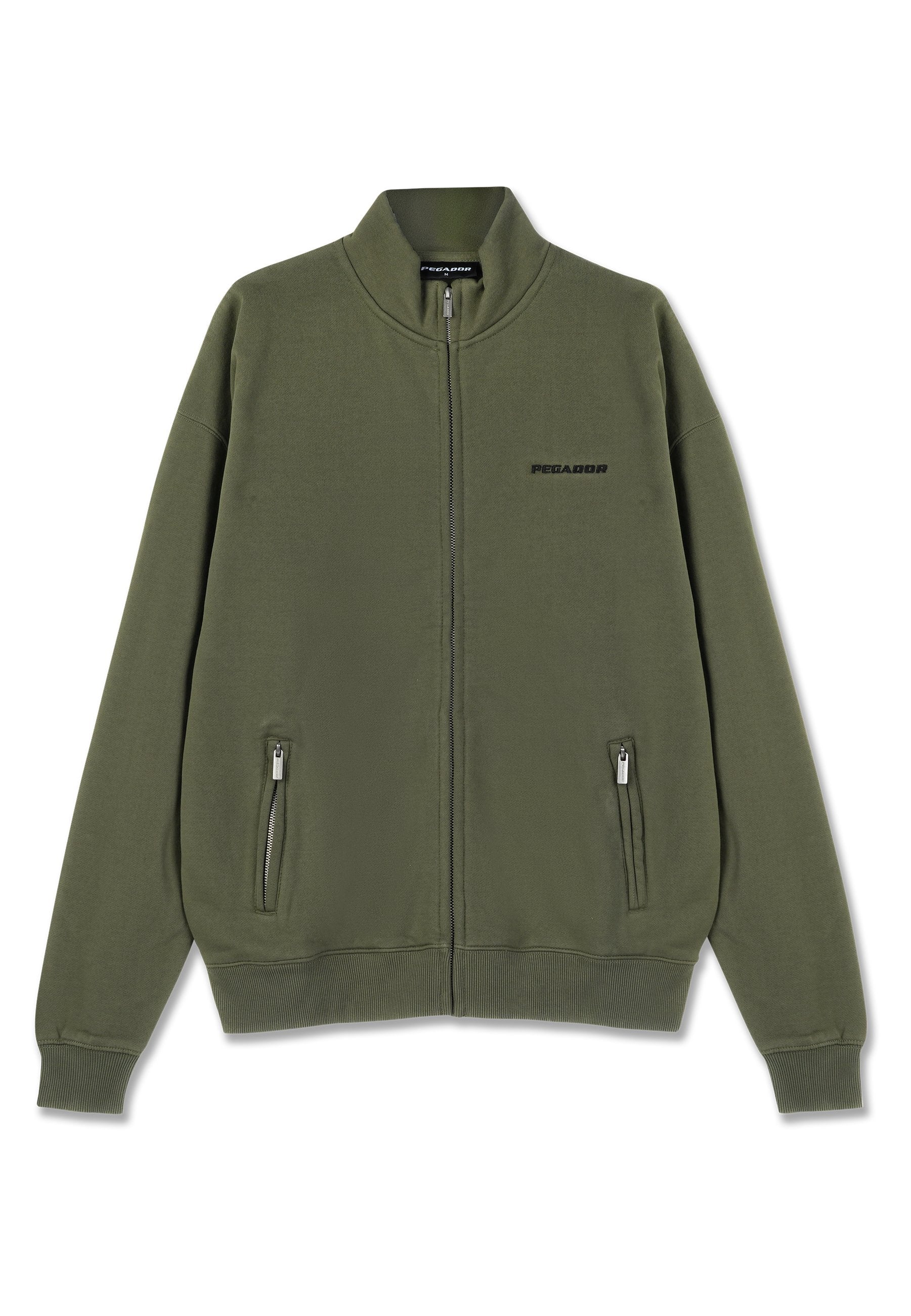 Olivgrüner Zip-Up-Hoodie mit Stehkragen, gerippten Bündchen und Saum, zwei mit Reißverschluss versehenen Taschen und kleinem schwarzen "PEGADOR"-Logo auf der Brust.