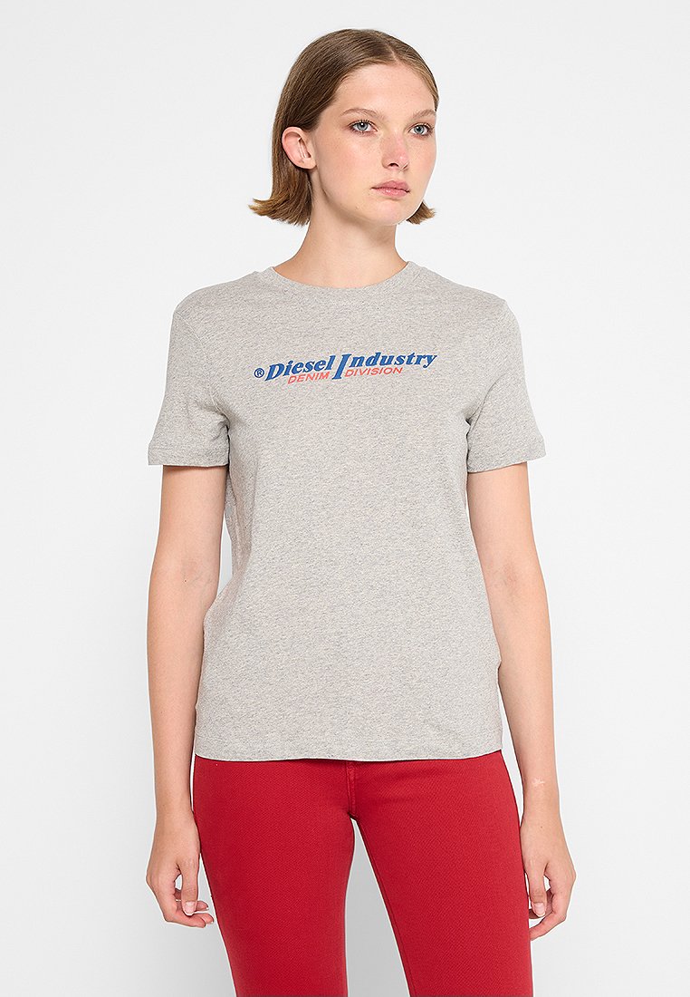 Grau Baumwoll-T-Shirt mit kurzen Ärmeln und rundem Halsausschnitt, das mit blauer und roter "Diesel Industry"-Logoschrift über der Brust versehen ist.