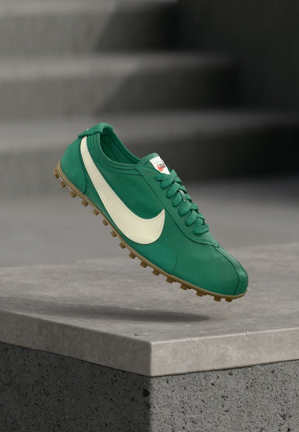 Nike Sportswear MOON SHOE OG - Trainers - malachite/soft pearl/light brown