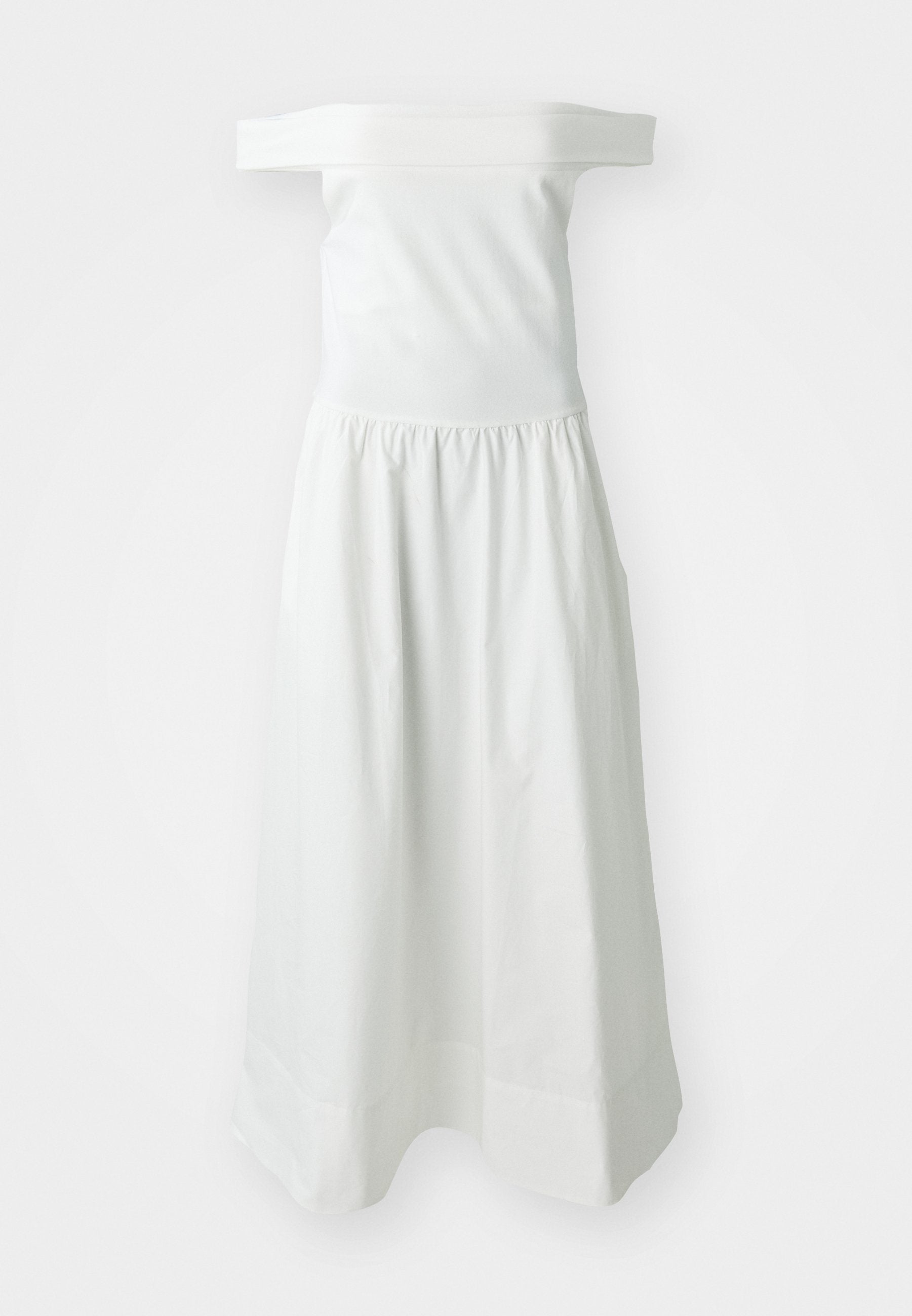 Weißes schulterfreies Kleid mit tailliertem Oberteil und elastischem Bund, ausgestattet mit einem fließenden, gerafften Rock und einer glatten Textur.