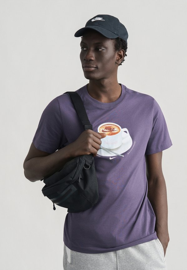 Nike Sportswear TEE CAFE MUG - Print T-shirt - dark raisin