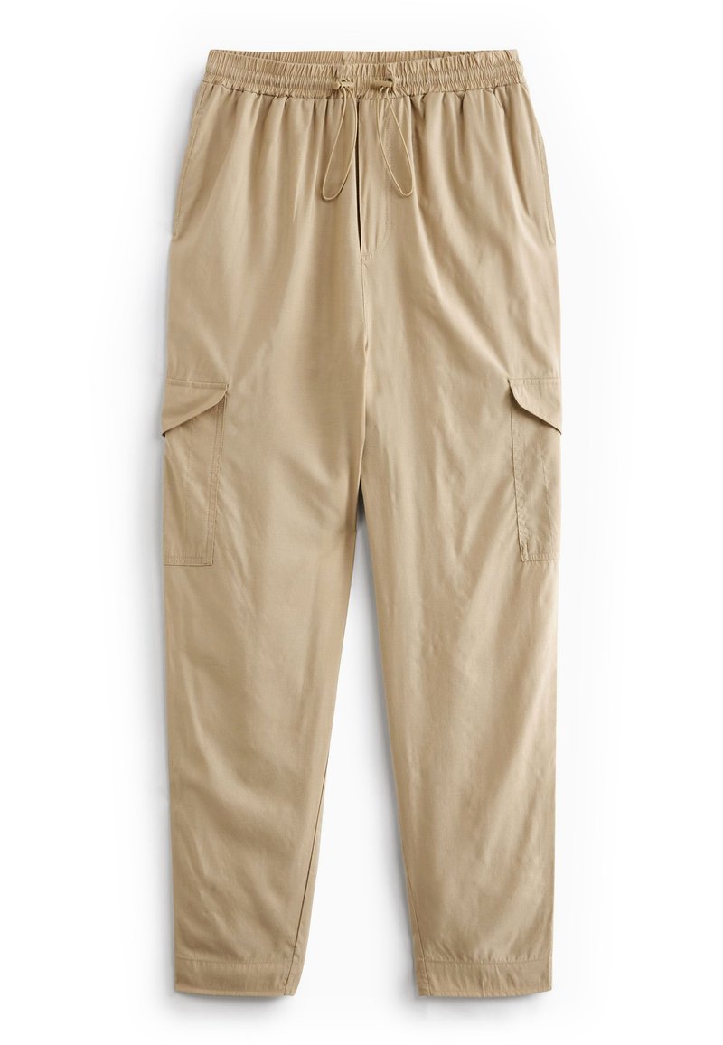 Beige Cargo-Hosen mit einem elastischen Bund, Kordelzug und zwei großen Seitentaschen. Glattes Material mit lockerem Schnitt und schmal zulaufendem Bein.
