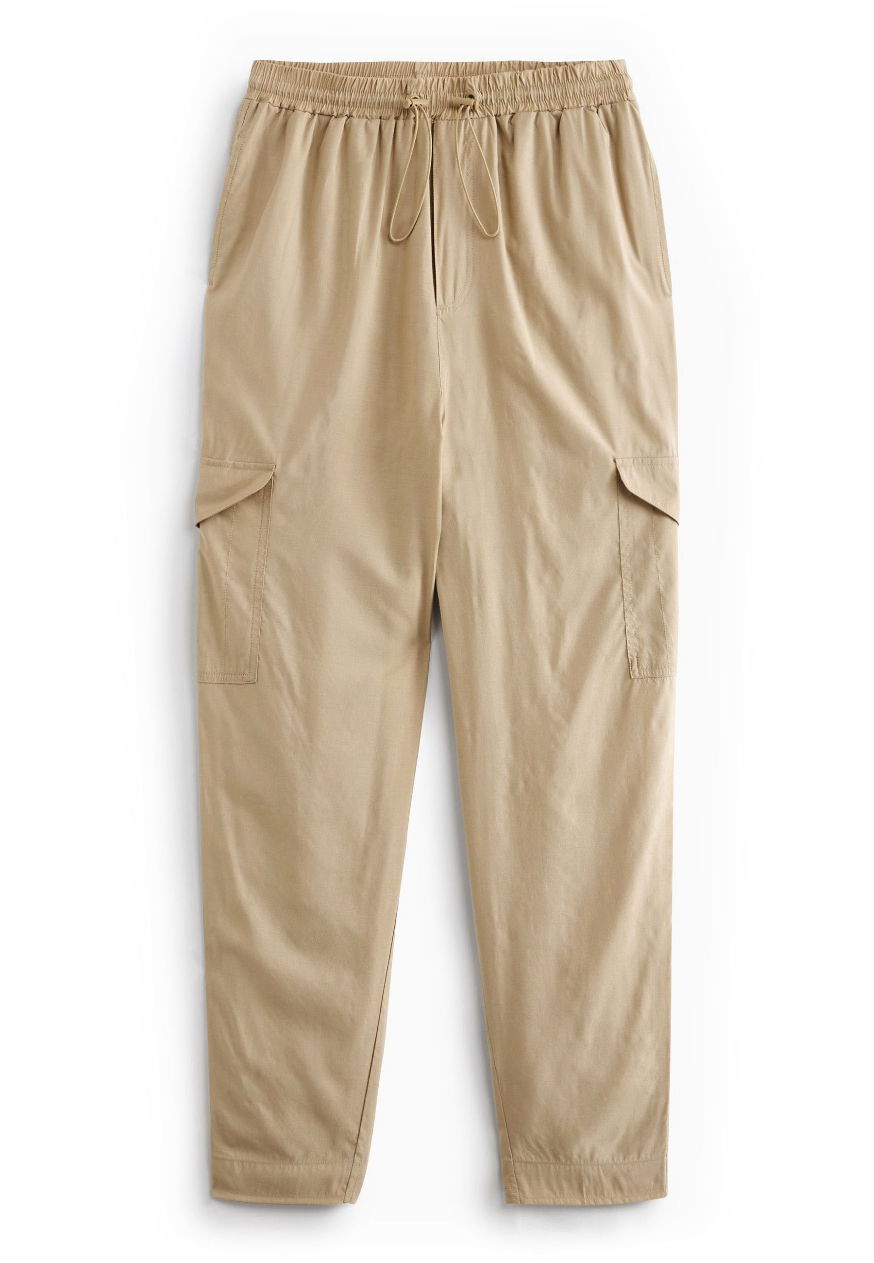Beige Cargo-Hosen mit einem elastischen Bund, Kordelzug und zwei großen Seitentaschen. Glattes Material mit lockerem Schnitt und schmal zulaufendem Bein.