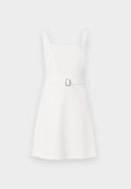 Weißes ärmelloses Kleid mit quadratischem Ausschnitt, enganliegendem Oberteil, schwingendem Rock und einem passenden Gürtel mit einer silbernen Schnalle. Einfacher, glatter Stoff.