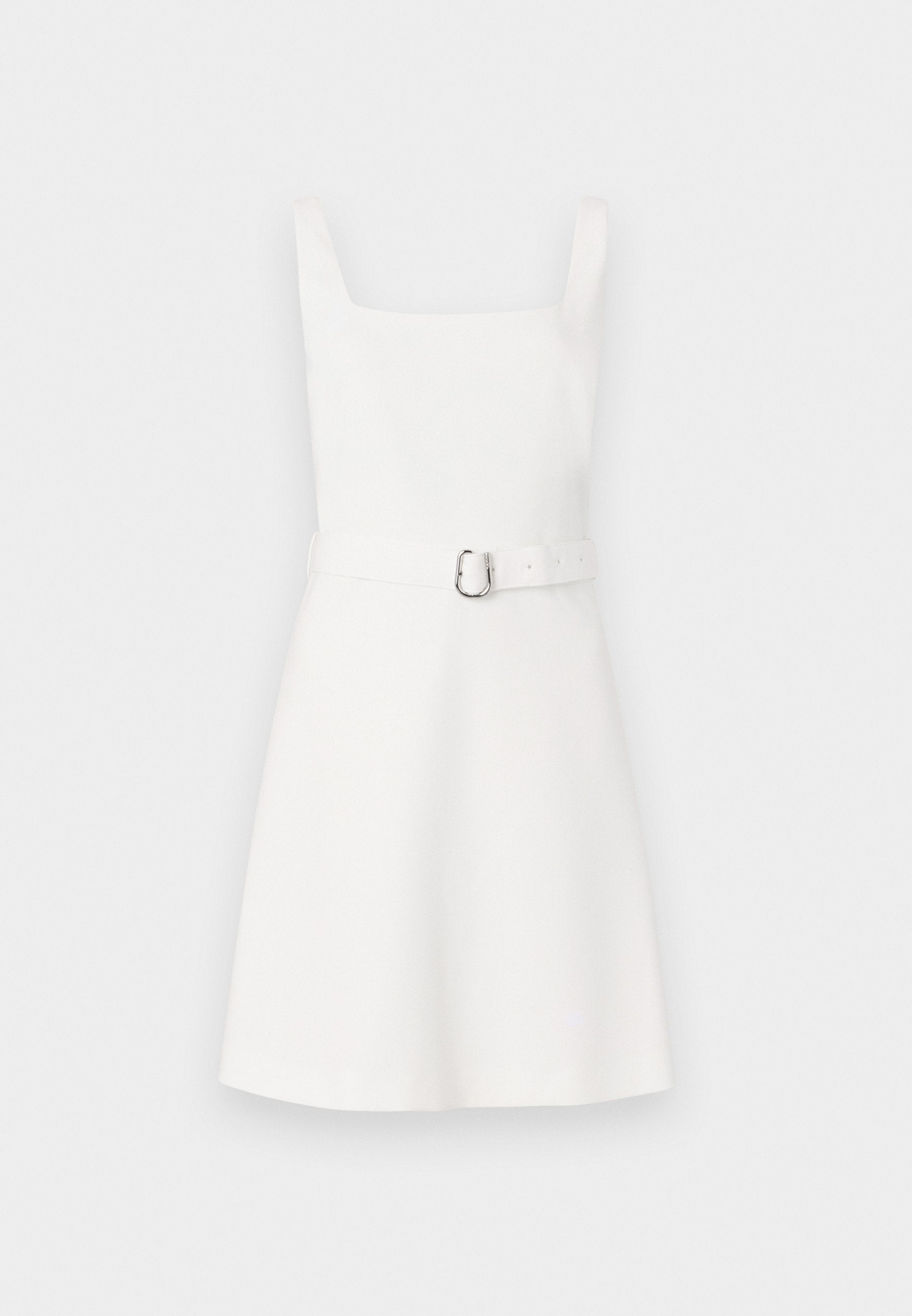 Weißes ärmelloses Kleid mit quadratischem Ausschnitt, enganliegendem Oberteil, schwingendem Rock und einem passenden Gürtel mit einer silbernen Schnalle. Einfacher, glatter Stoff.