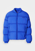 Blaues Puffer-Jacket mit hohem Kragen, Reißverschlussfront und zwei Seitentaschen. Hergestellt aus einem glatten Material mit gesteppte Abschnitten.