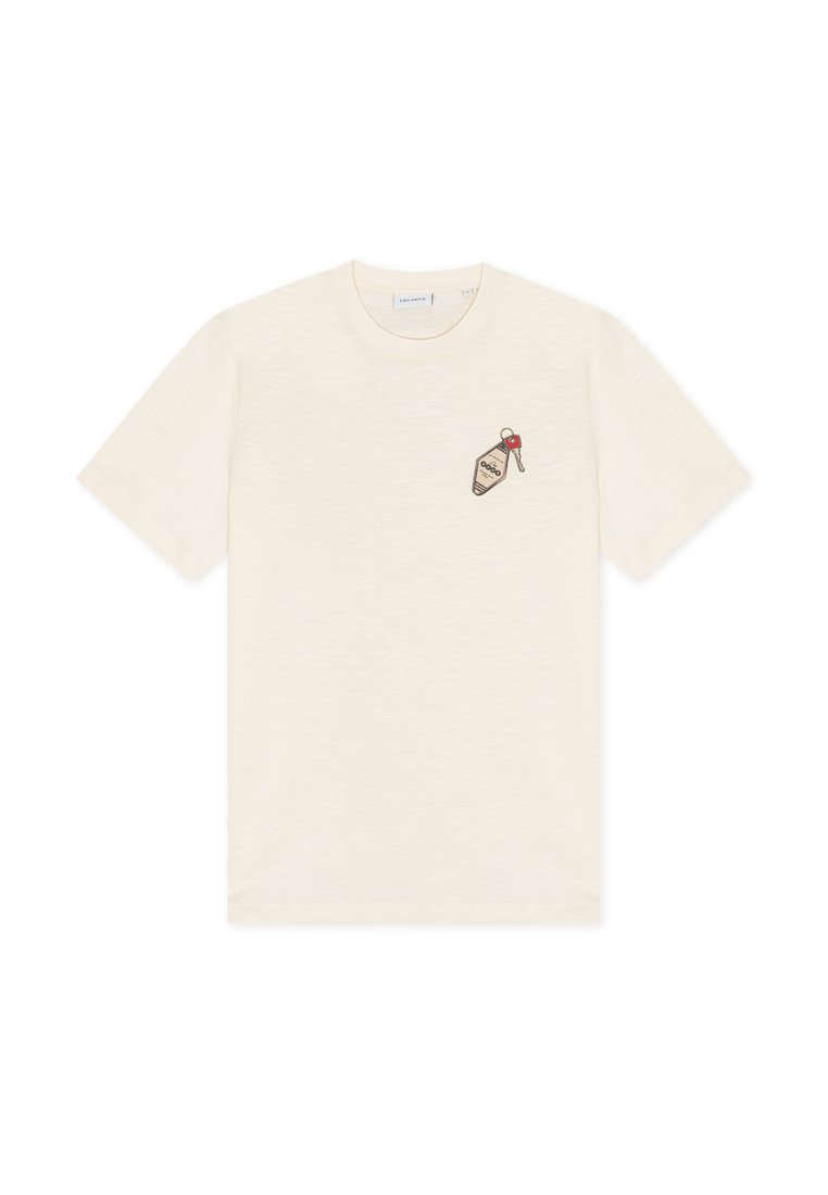 Cremefarbenes T-Shirt mit kurzen Ärmeln und Rundhalsausschnitt, mit einem kleinen aufgedruckten Design eines Schlüssels und eines Motel-Schlüsselanhängers auf der linken Brust.