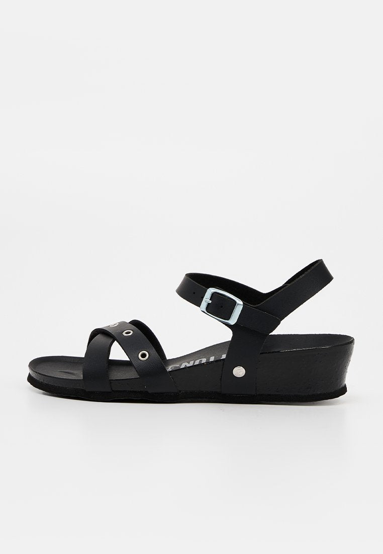 Schwarze Keilsandale für Damen mit Knöchelriemen, silberner Schnalle und zwei vorderen Riemen mit Metallösen auf einer niedrigen Absatzsohle.