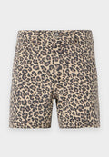 Leopardenmuster-Jeansshorts in Beige und Schwarz. Klassisches Fünf-Taschen-Design mit Knopfverschluss und Gürtelschlaufen. Glatte Textur.