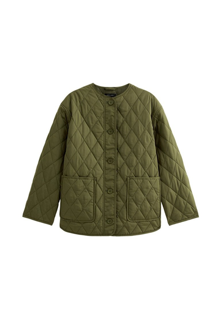 Olivgrüne gesteppte Jacke mit rundem Ausschnitt, Knopfleiste vorne und zwei großen aufgesetzten Taschen. Verfügt über eine glatte, strukturierte Oberfläche.