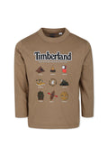 Braunes Langarm-T-Shirt mit einem Grafikdruck von Outdoor-Ikonen und dem Text "Timberland", der oben in der Mitte angeordnet ist.