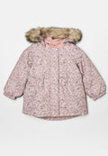 Rosa Jacke mit floralem Muster, gefüttert mit Kunstfell an der Kapuze, mit elastischen Bündchen und Druckknopfverschluss. Weiche Textur und zwei Vorderaschen.