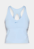 Hellblauer Sport-BH mit Racerback-Design. Hergestellt aus glattem Stoff, der ein kleines blaues Nike-Logo auf der Vorderseite trägt. Atemaktive Textur.