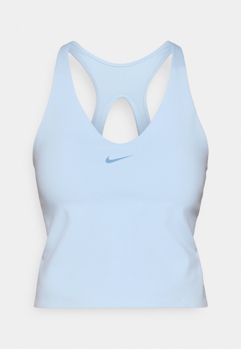 Hellblauer Sport-BH mit Racerback-Design. Hergestellt aus glattem Stoff, der ein kleines blaues Nike-Logo auf der Vorderseite trägt. Atemaktive Textur.