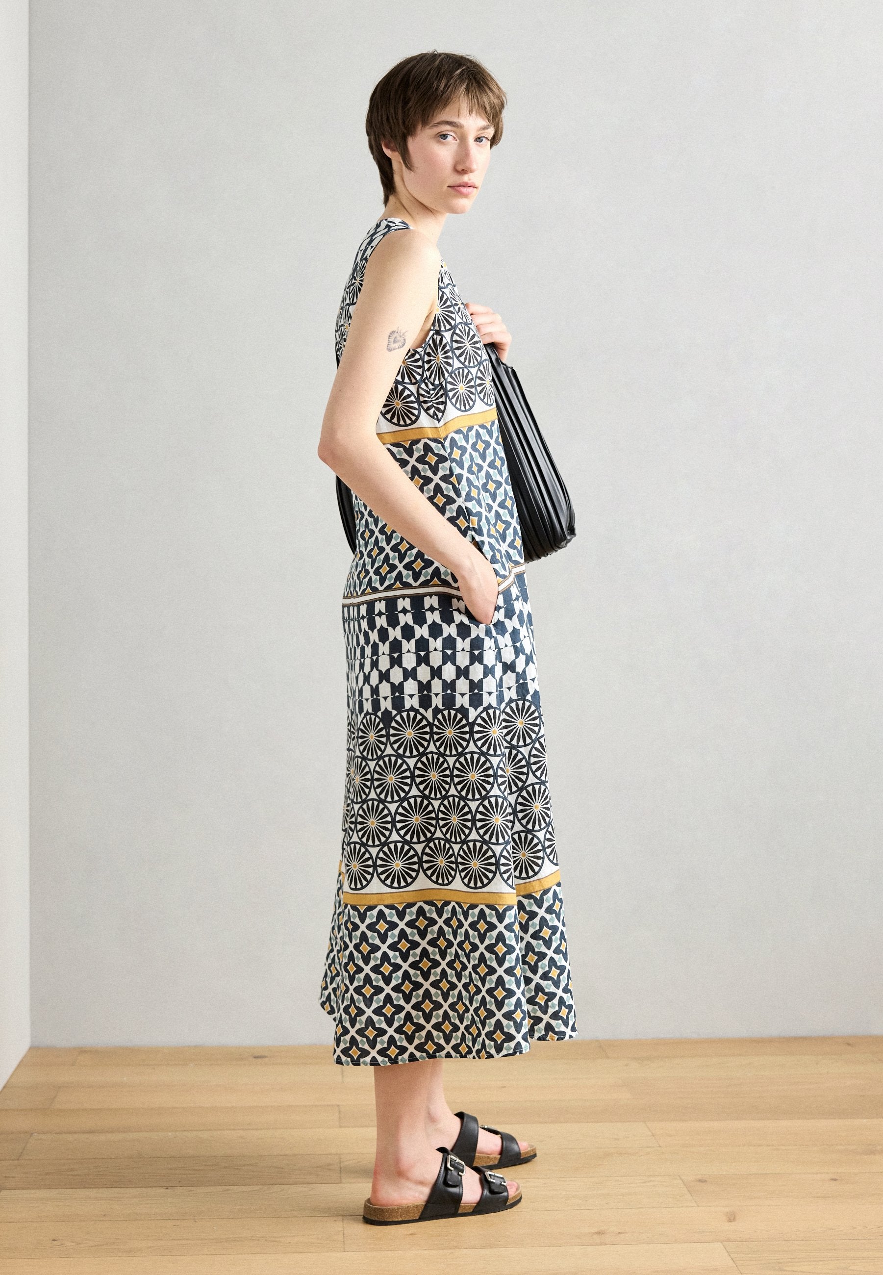 Marc O'Polo DRESS SLEEVELESS V NECK FIT AND FLARE SHAPE CUTLINES PRINTED