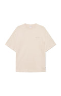 Beige Baumwoll-T-Shirt mit lockerer Passform, kurzen Ärmeln, rundem Halsauschnitt und subtiler Branding auf der Brust. Glatte Textur, minimalistisches Design.