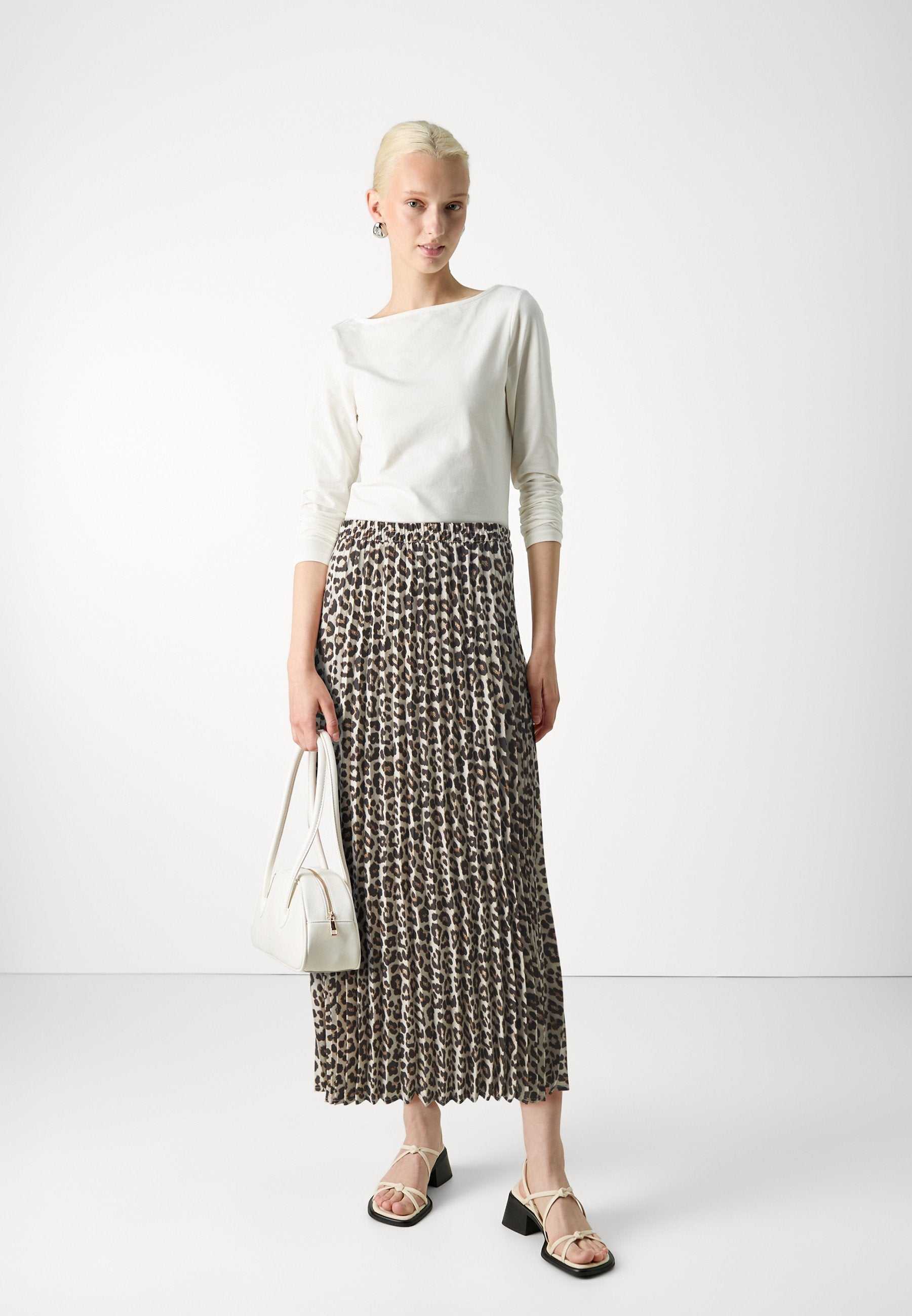 ONLALMA LIFE SKIRT Media 2