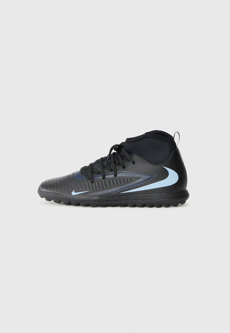 Schwarze synthetische Fußballschuhe mit hohem Knöcheldesign, strukturiertem Obermaterial und hellblauen Akzenten an der Seite. Gummisohle mit guter Traktion.