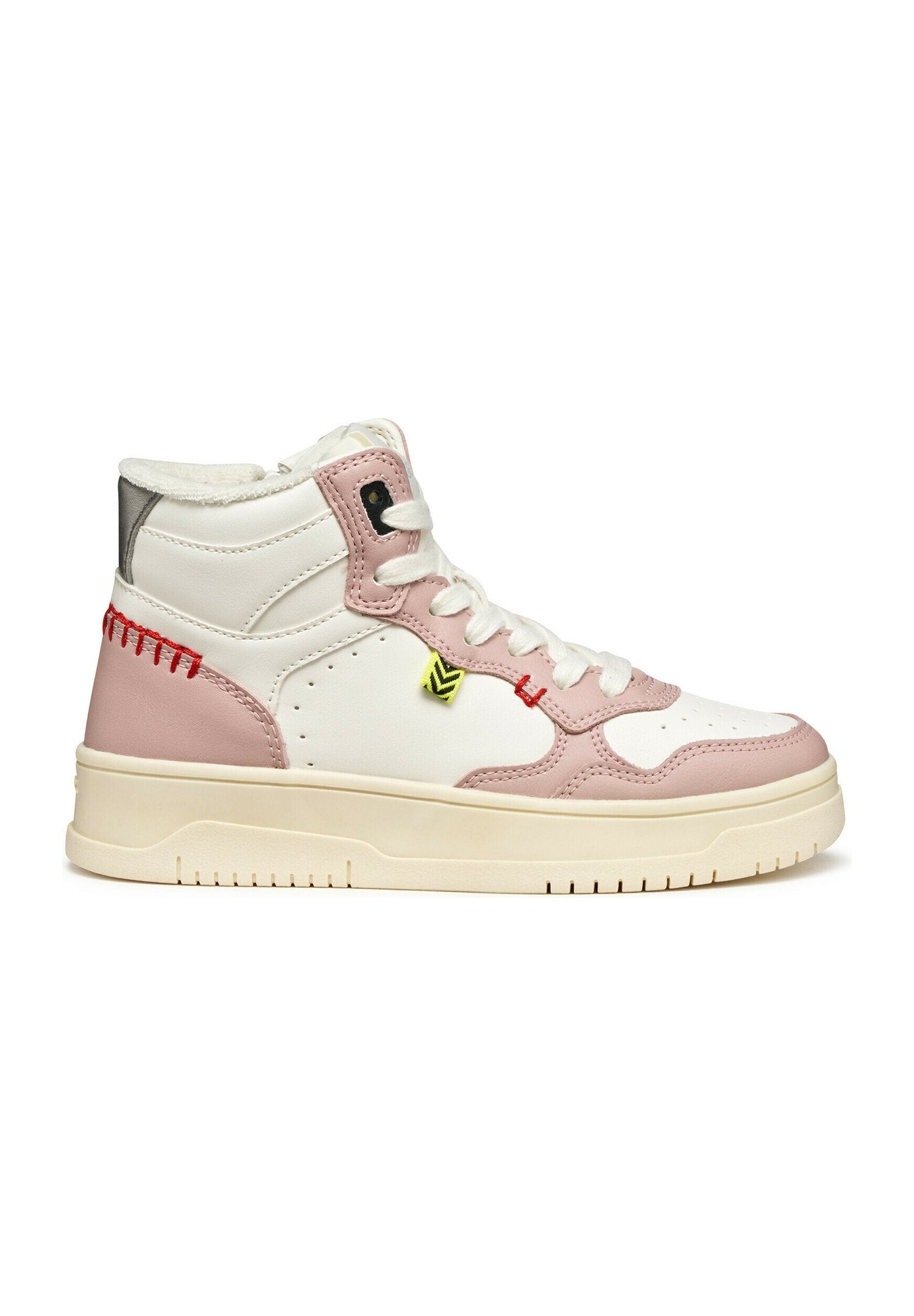 Hohe Sneaker aus weißem Kunstleder mit hellrosa Akzenten, strukturierten Einsätzen, weißen Schnürsenkeln und kontrastierenden Nähten.