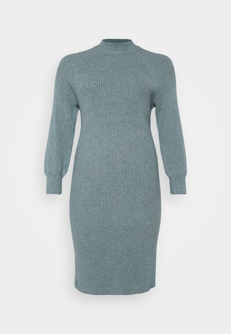 Ribbed teal Strickkleid mit langen Puffärmeln und hohem Halsauschnitt, taillierte Passform, knielang, strukturierte Oberfläche, keine sichtbaren Muster oder Hardware.