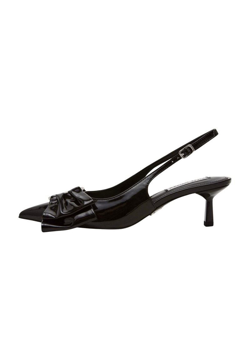 Schwarze Lackleder Slingback-Pump mit spitzer Zehenform, ausgestattet mit einer großen, glänzenden Schleife auf der Vorderseite und einem dezenten Absatz.