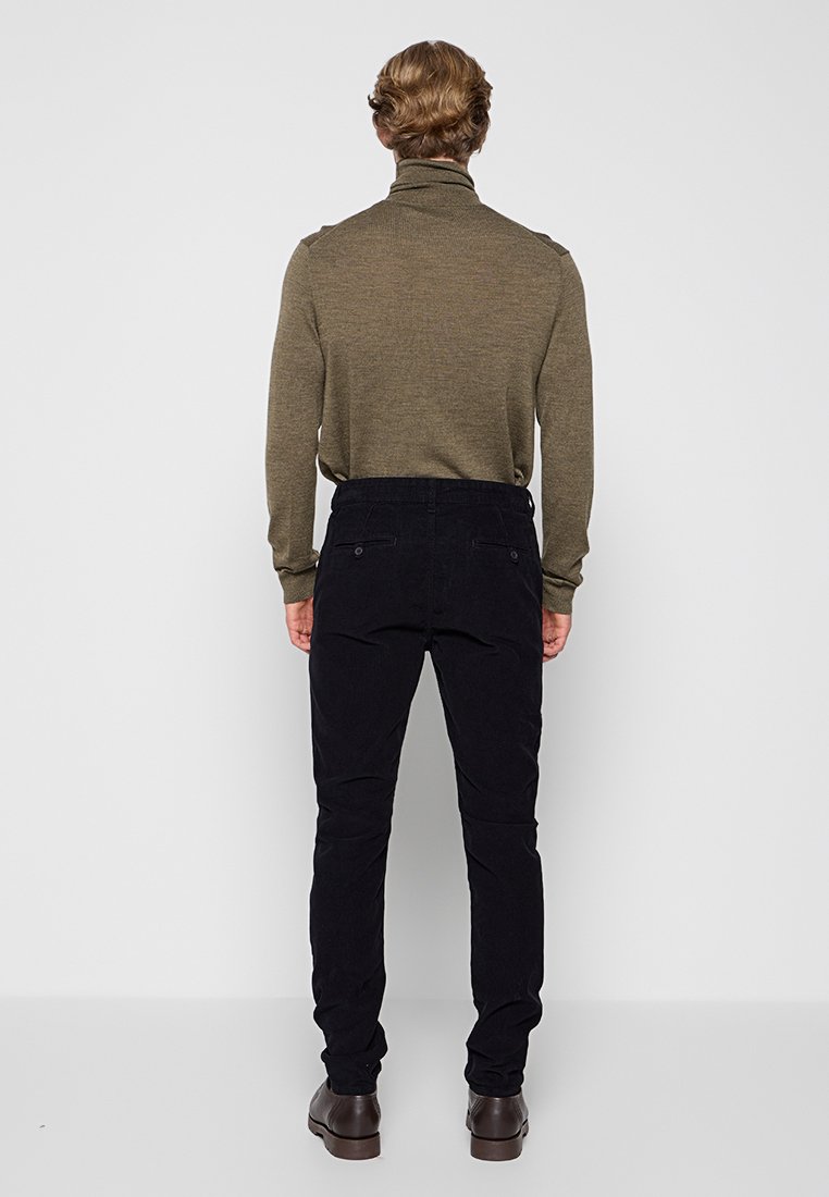 REGULAR FIT  Media 3