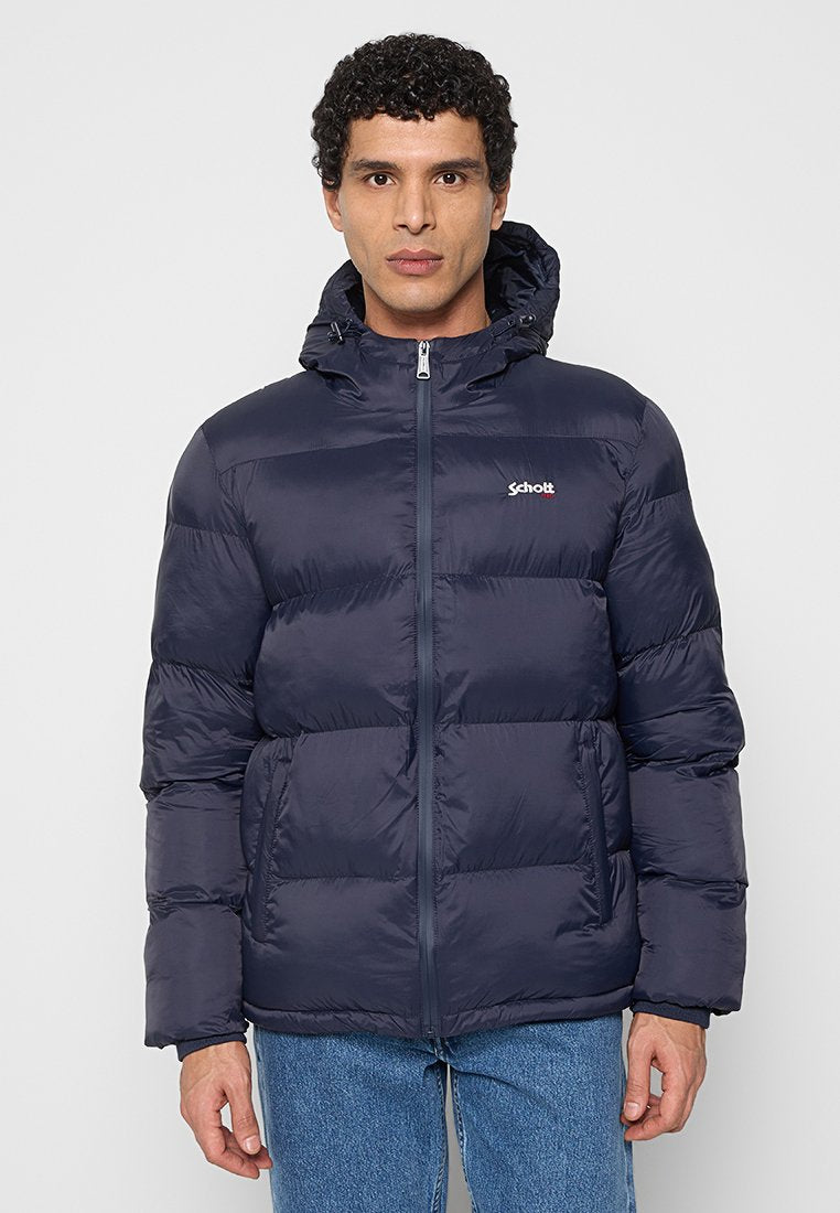 Marineblaue Steppjacke mit Kapuze, mit durchgehendem Reißverschluss, horizontalen Steppnähten und kleinem Logo auf der Brust. Weicher, glänzender Stoff.
