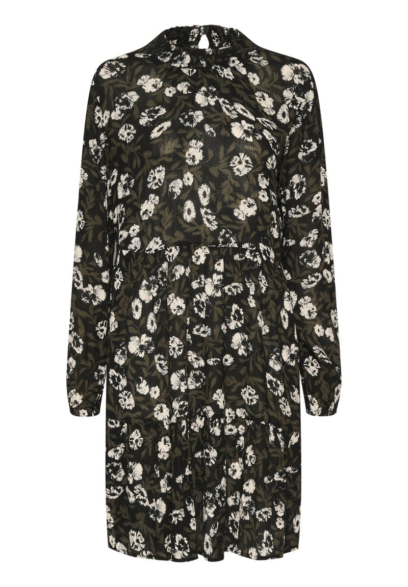 Schwarzes Blumenkleid mit langen Ärmeln, featuring einem runden Ausschnitt, geraffter Taille und weißen Blumenmustern auf einem strukturierten Stoff.