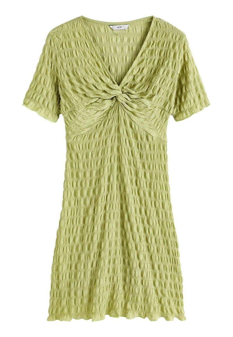 Kurzes grünes Kleid aus strukturiertem Stoff. Verfügt über einen V-Ausschnitt, einen Dreh-Detail an der Taille, kurze Ärmel und einen ausgestellten Saum.