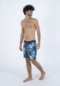Herren Badeshorts mit einem Batikmuster in Blau und Schwarz, ausgestattet mit einem marineblauen Bund und einem Logopatch auf der linken Seite.