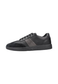 Schwarzer Low-Top-Sneaker mit Wildlederzehen, Lederseitenpanelen, Schnürverschluss und strukturiertem Fersenkragen, seitlich auf weißem Hintergrund abgebildet.