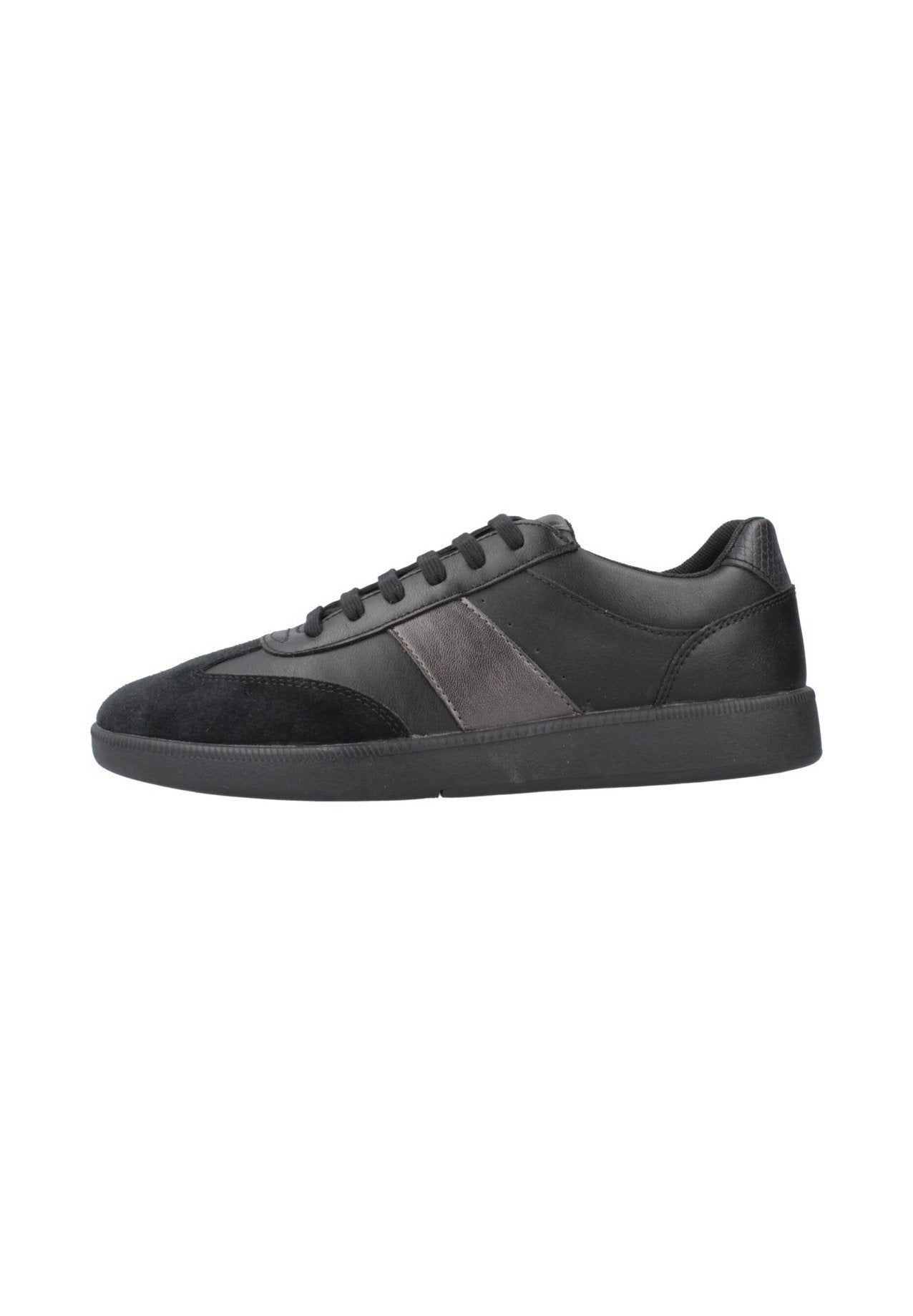 Schwarzer Low-Top-Sneaker mit Wildlederzehen, Lederseitenpanelen, Schnürverschluss und strukturiertem Fersenkragen, seitlich auf weißem Hintergrund abgebildet.