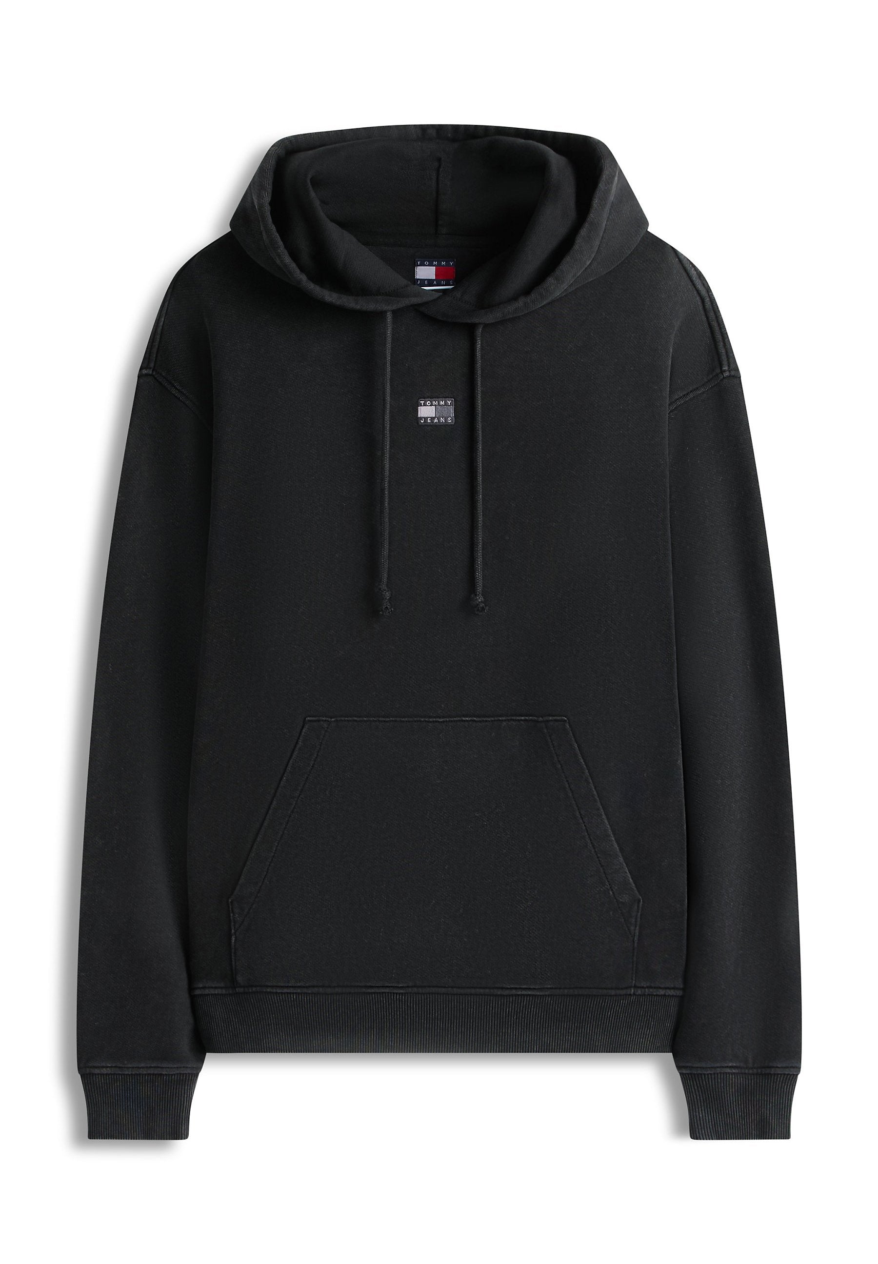 Schwarzer Hoodie aus weichem Baumwollmischgewebe mit einer aufgesetzten Kängurutasche vorne, Kapuze mit Kordelzug und kleinem Logopatch auf der Brust.