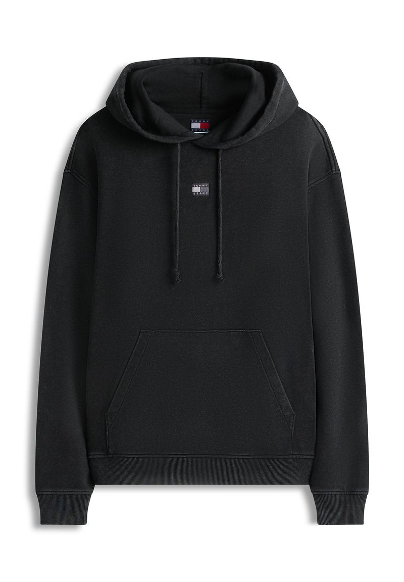 Schwarzer Hoodie aus weichem Baumwollmischgewebe mit einer aufgesetzten Kängurutasche vorne, Kapuze mit Kordelzug und kleinem Logopatch auf der Brust.