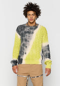 Strickpullover mit einem Batikmuster in Grün, Grau und Creme; enthält strukturierte Zopfmuster und gerippte Bündchen.