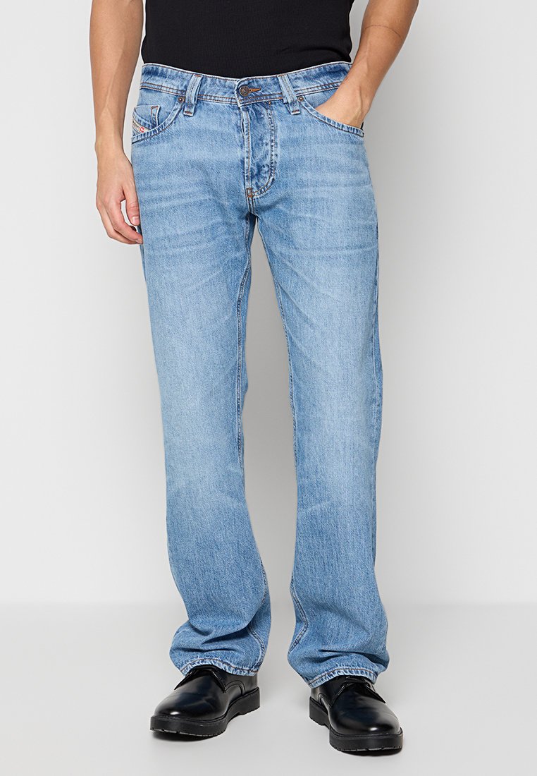 Helle blaue Denim-Jeans mit geradem Schnitt, fünf Taschen und Knopfverschluss. Glatte Textur, die leichte Ausbleichungen an den Oberschenkeln zeigt.